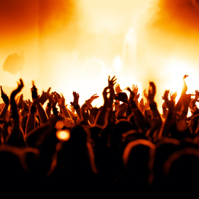 Jubelnde Konzertbesucher auf Rock-Konzert